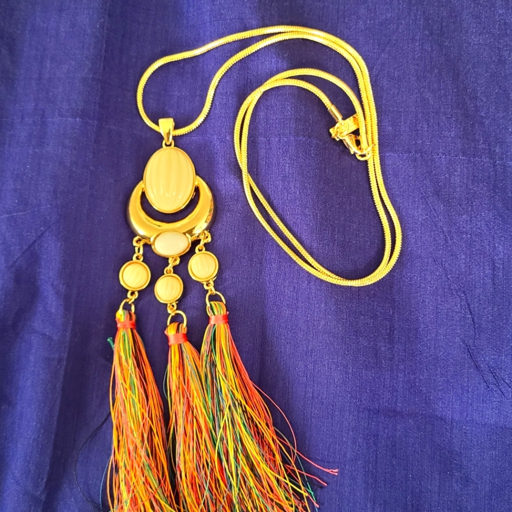 Long chain with pendant